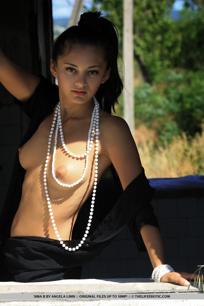 Sima B in The Life Erotic set Pearls
