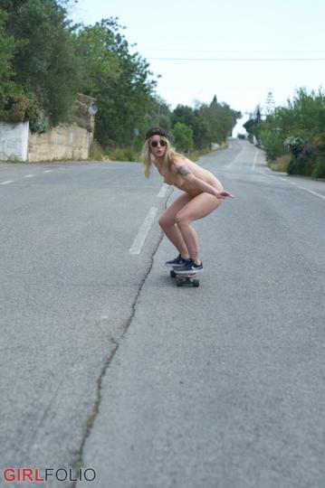 Pippa Doll in Girlfolio set Rad' Skater Girl