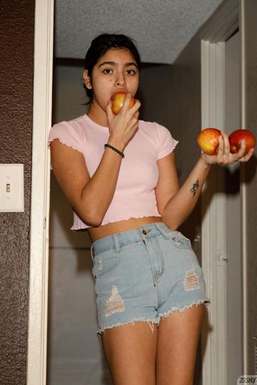 Hazel Heart in Zishy set Them Apples