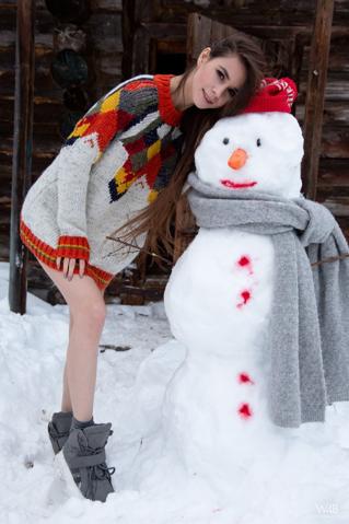 Leona Mia in Watch 4 Beauty set Snowman