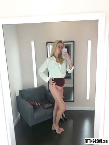 Gerda in Fitting Room set Selfie