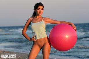 Monika in Showy Beauty set Beach Fitness 2