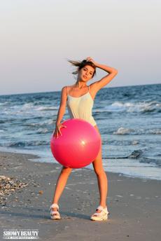 Monika in Showy Beauty set Beach Fitness 1